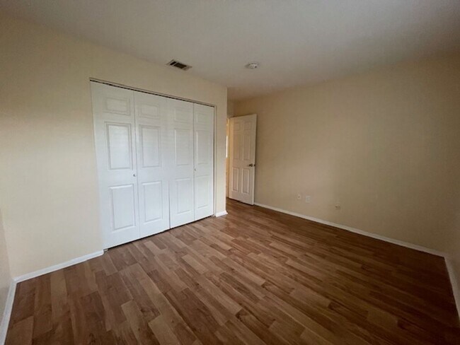 Building Photo - COUUNTRYSIDE CUTIE