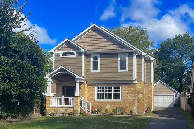 Primary Photo - 130 W Ellis Ave