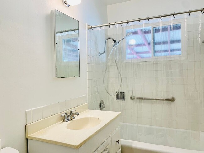 Building Photo - Darling 2 bedroom, 1 bath house in great l...