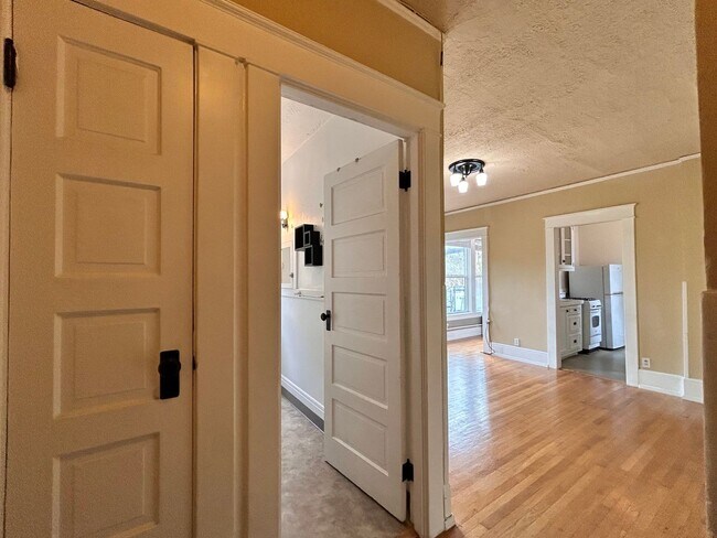 Building Photo - Vintage Charm - Top Floor NW Studio!
