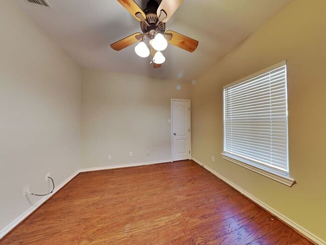 Building Photo - No Application Fees* $1000 off 1st months ...