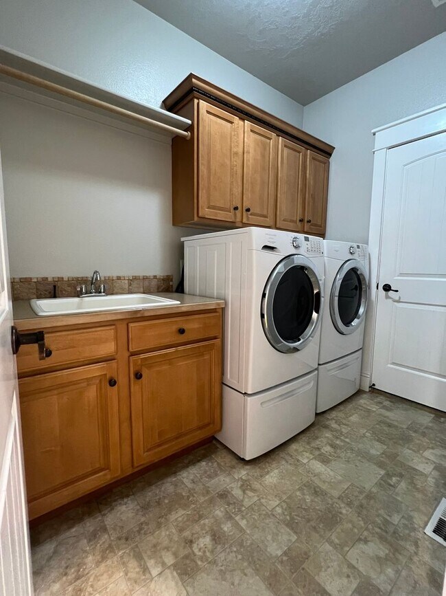 Building Photo - Gorgeous 4 bed 3 bath home in Meridian, ju...