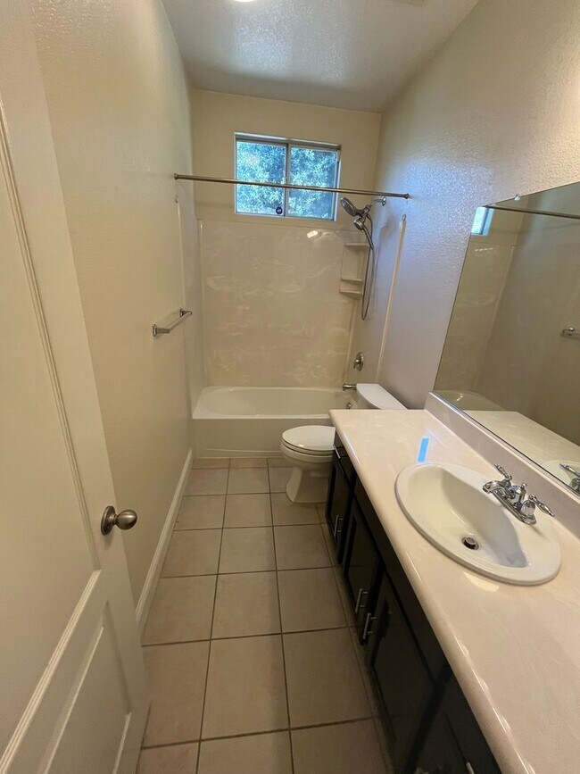 Building Photo - Beautiful Home for rent in Visalia, Ca