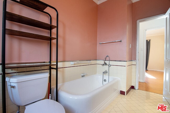 Building Photo - 1215 S Alfred St