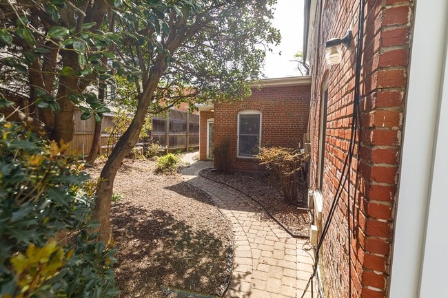 Building Photo - 1525 Elliot Pl NW