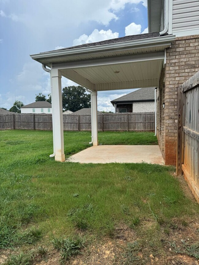 Building Photo - Spacious 3-Bedroom Home with Loft – Minute...