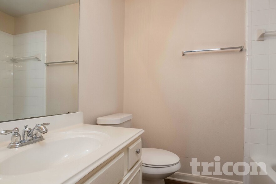 Building Photo - 810 Forest Hillside Ln