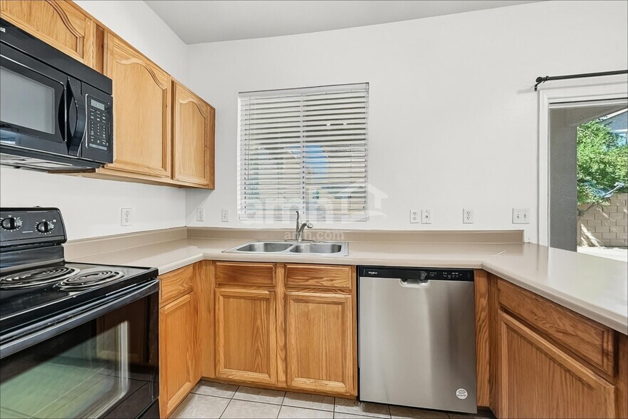 Building Photo - 4242 E Baylor Ln