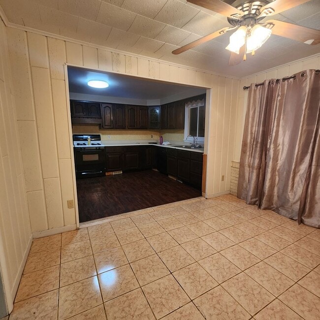 Building Photo - Spacious 3 Bedroom 1.5 Bath Single Family ...