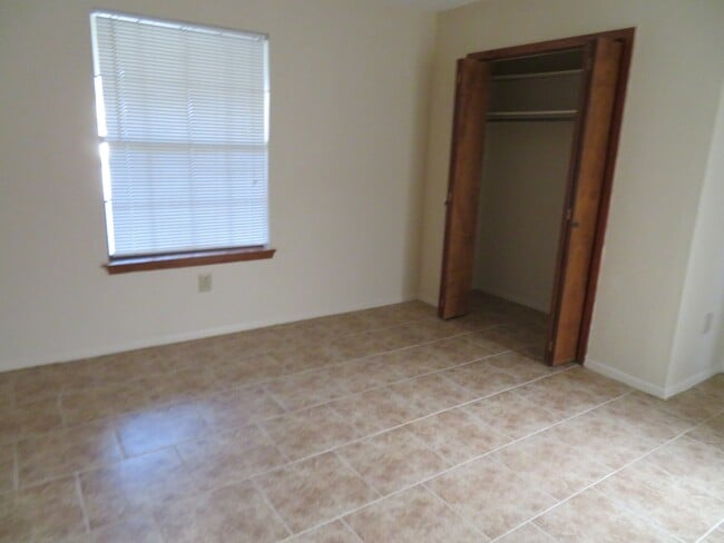 Building Photo - 2 Bedroom 2 Bath Townhouse Available for Rent