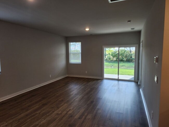 Building Photo - Stunning unit in 55+ community