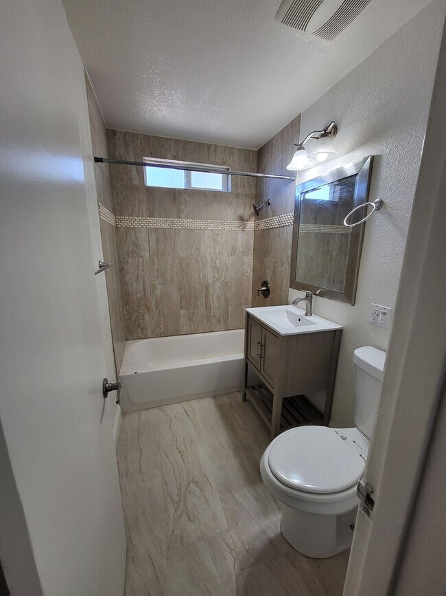 Building Photo - Dollhouse Style Home in El Sobrante