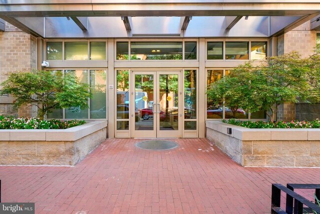 Building Photo - 811 4th St NW
