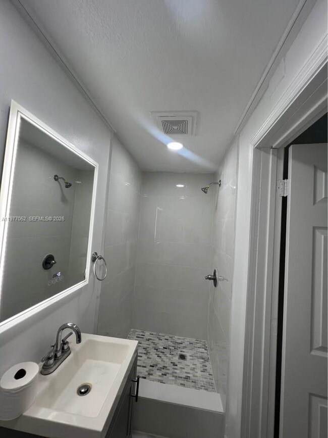 Building Photo - 18 Miami Gardens Rd