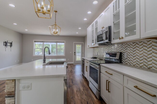 Building Photo - Contemporary Comfort and Versatility in a ...