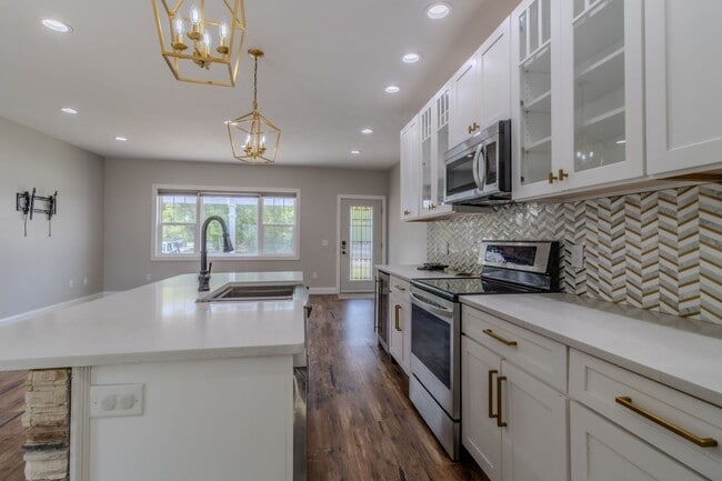 Building Photo - Rent the Dream – Stylish 4-Bedroom Home!