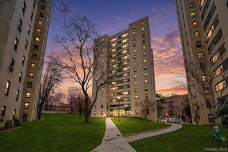 Building Photo - 6 Fordham Hill Oval