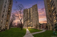 Building Photo - 6 Fordham Hill Oval