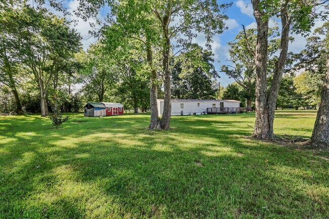 Building Photo - Cozy 3-bed 2-bath in a quiet spot.