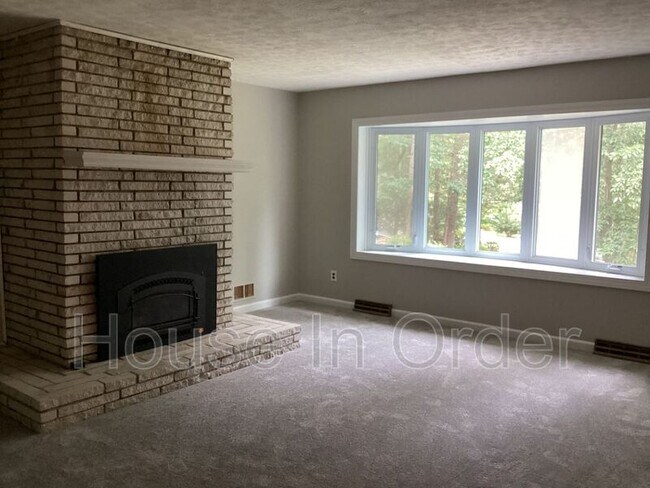 Building Photo - 24 Glen Cove Rd