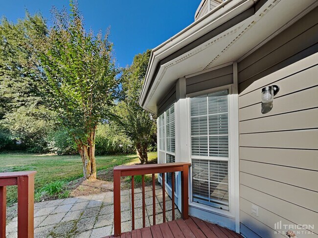 Building Photo - 150 Woodlake Dr