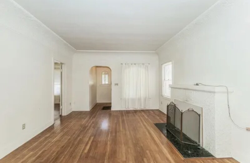 Building Photo - 2211 N Van Ness Blvd