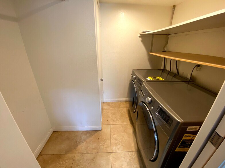 Building Photo - 1587 Gatewood Ct