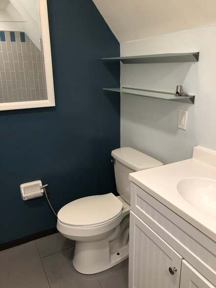 3rd floor bath, view two - 6344 Aurelia St