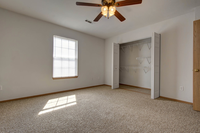 Bedroom - Sunset Woodland Apartments