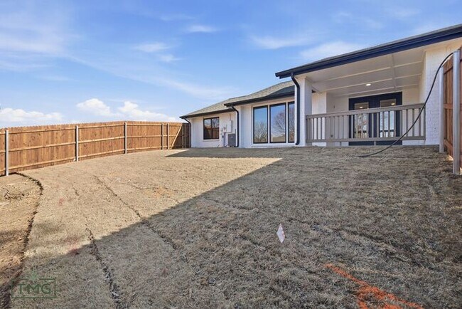 Building Photo - Fully Updated 2 Bed / 2 Bath Duplex – Prime Broken Arrow Location!