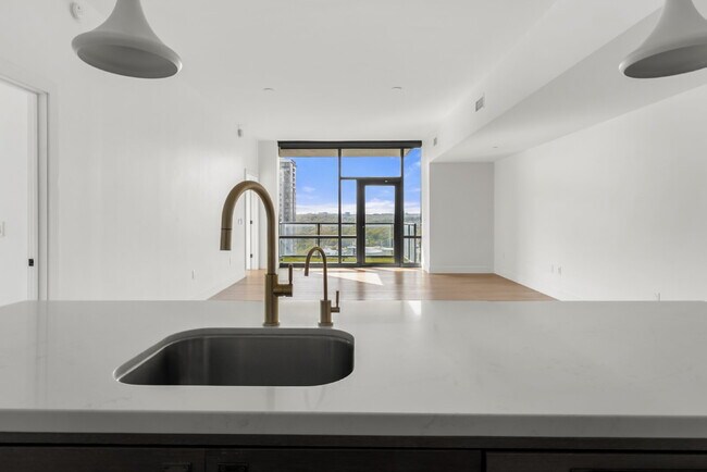 Building Photo - 70 Rainey St