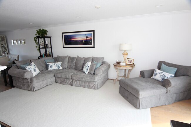 Living room - 800 N Juanita Ave