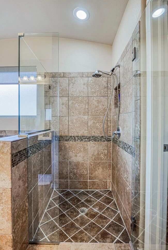 Building Photo - Westside area for Short or Long Term Rental (Completely Furnished) Beautiful 3 bed/2.5 baths plus...