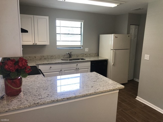 Building Photo - 2 br, 2 bath Condo - 10101 Lake Oak Cir