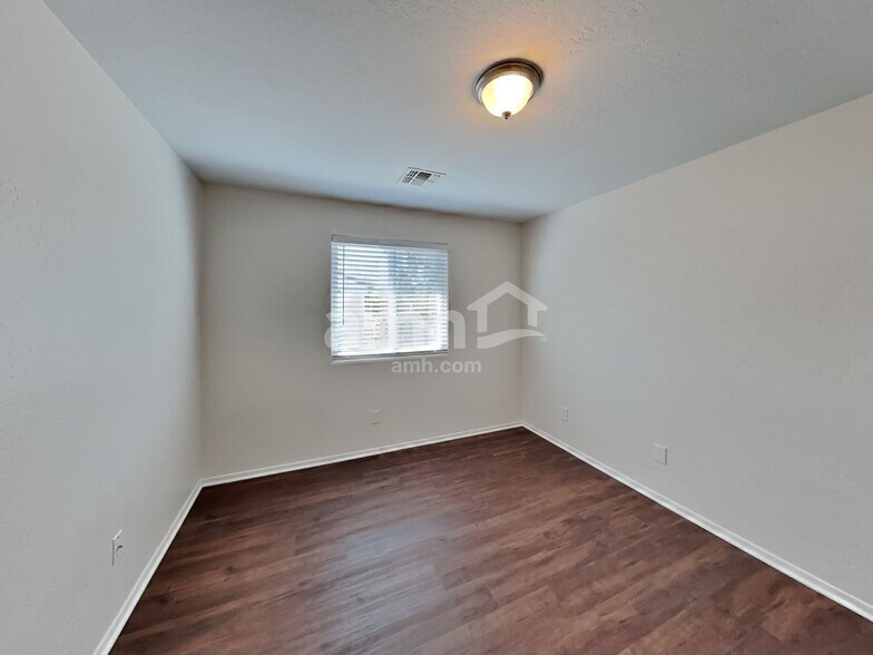 Building Photo - 10123 E Isleta Ave