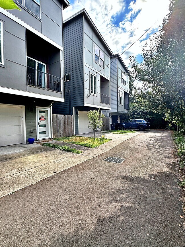 Building Photo - 4209 SE 80th Ave