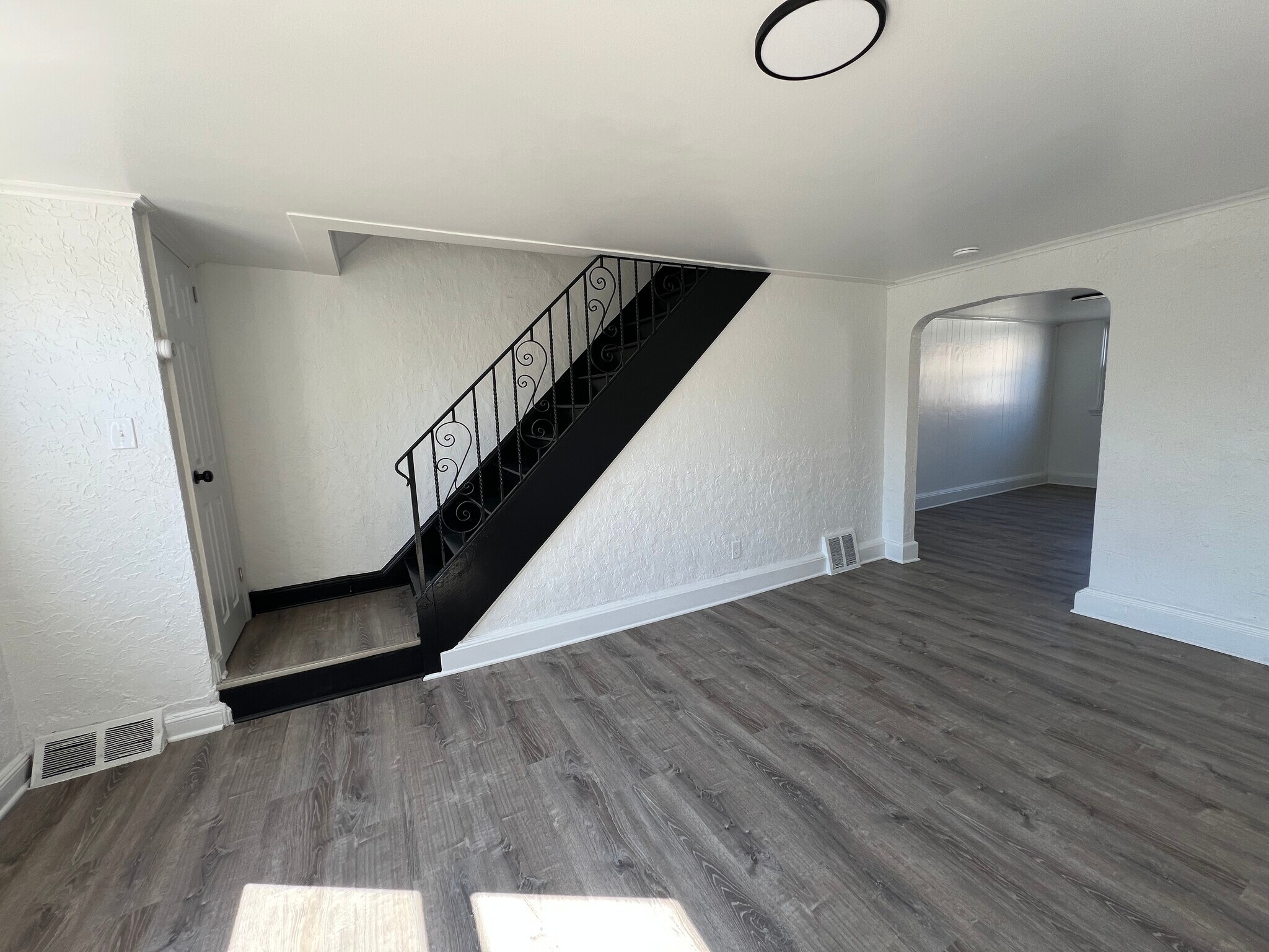 Building Photo - 112 W 21st St