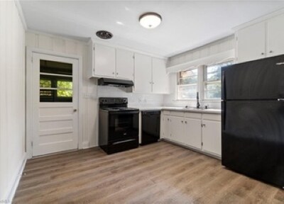 Building Photo - 9 Hawthorne Ln