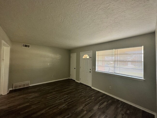 Building Photo - 3-bedroom / 1-bath Cozy Home Available in ...