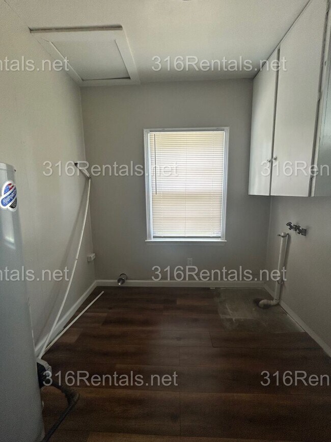 Building Photo - $1345 - 4 bed 1 bath - Single Family Home