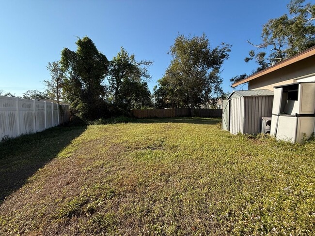 Building Photo - 2/2 Single Family Available Now!