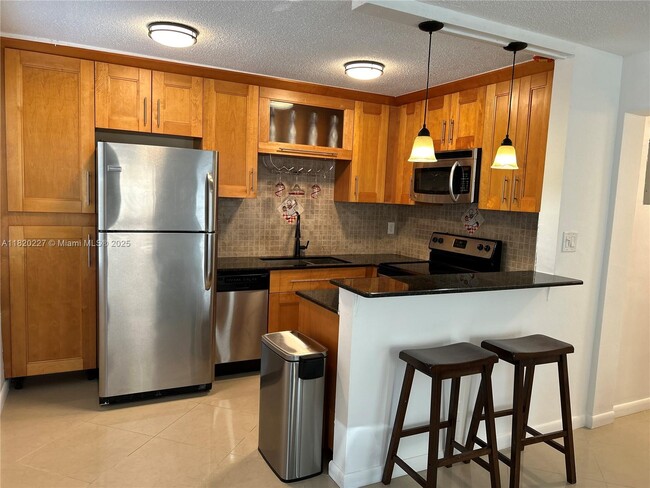Primary Photo - 2862 NE 32nd St