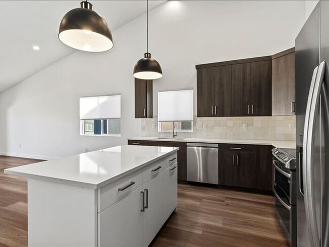 Building Photo - West Joran 3 bed 2 bath family home