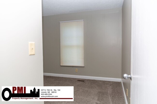 Building Photo - 3 Bedroom and 1.5 bathroom Duplex for rent