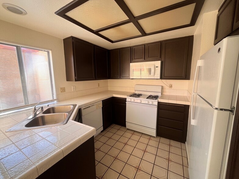 Building Photo - 2448 Pickwick Dr