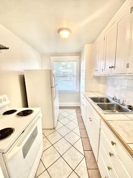 Building Photo - 901 N M St