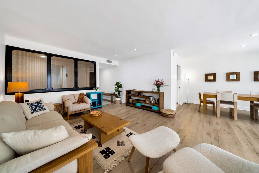 Building Photo - 7259 Hillside Ave