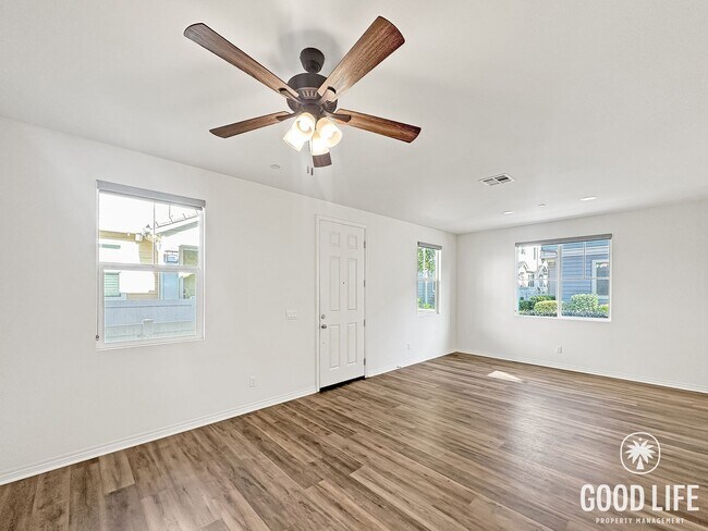 Building Photo - Beautiful 3B/2.5BA Townhouse in Imperial Beach with Loft, Private Patio & 2-Car Garage