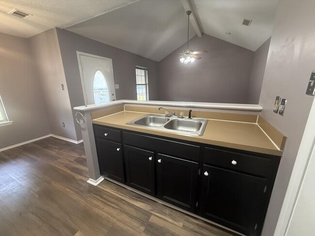 Building Photo - 1745 James Buchanan Dr