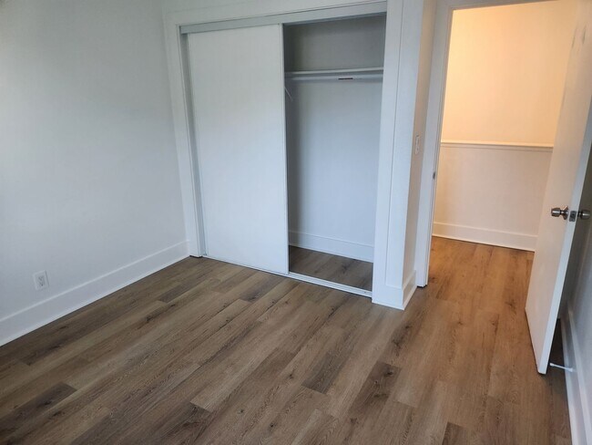 Building Photo - Clean and bright throughout, 2-bedroom, 1.5 Bathroom, two story unit in a great Windsor location!